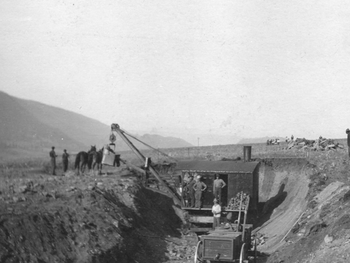 Digging the Grey Canal – 1914